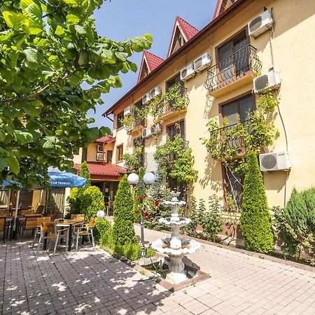 Hotel Sym Ploieşti Exterior foto